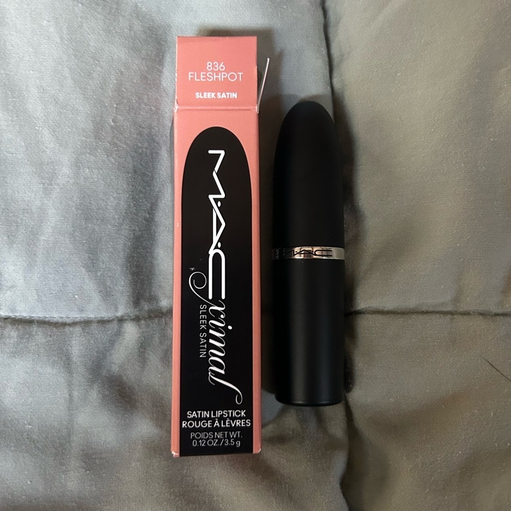 M·A·C M·A·Cximal Sleek Satin Lipstick in Fleshpot - Picture 4 of 7